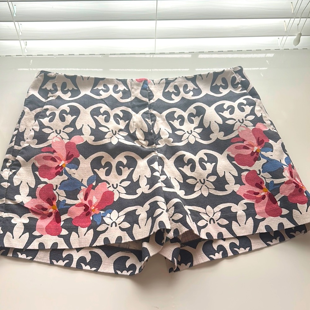 Geometric floral print shorts